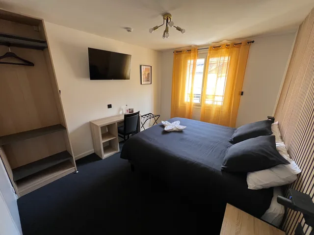 Chambre Supérieure avec lit double, parure ivoire, mobilier bois clair et lumière naturelle latérale