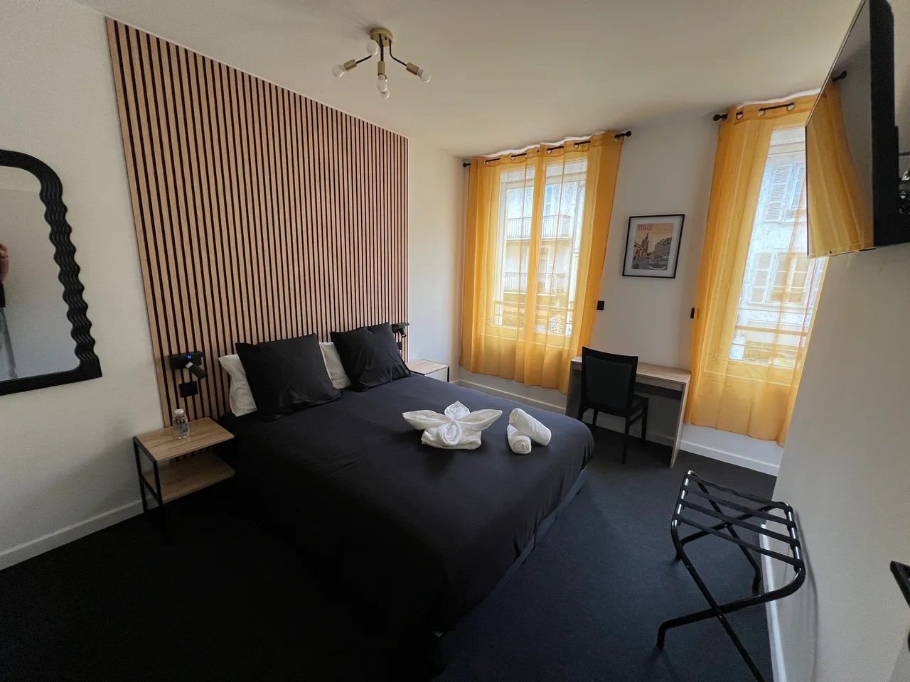 Chambre Supérieure PMR avec rideaux jaunes, lit double et accès aménagé pour les personnes à mobilité réduite