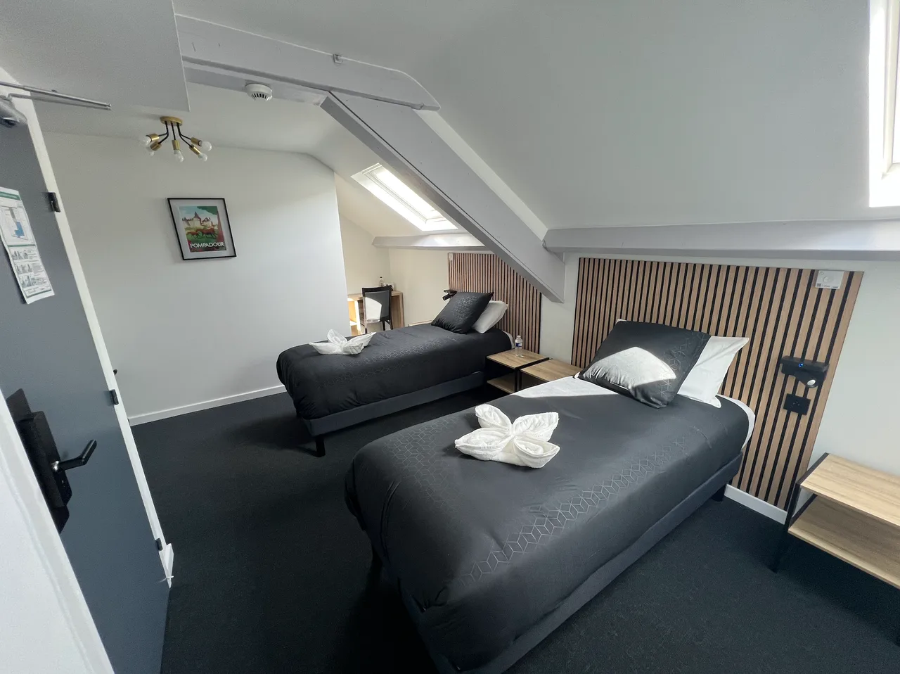 Chambre Twin Supérieure sous combles avec deux lits simples séparés et parure ivoire