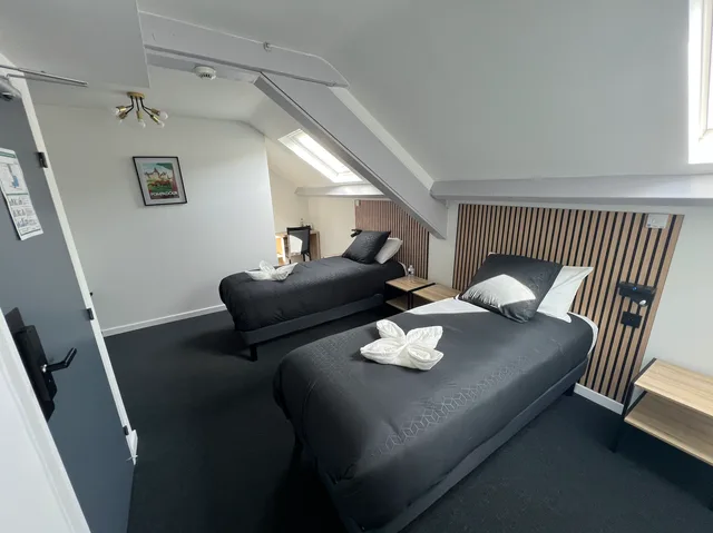 Chambre Twin Supérieure sous combles avec deux lits simples séparés et parure ivoire