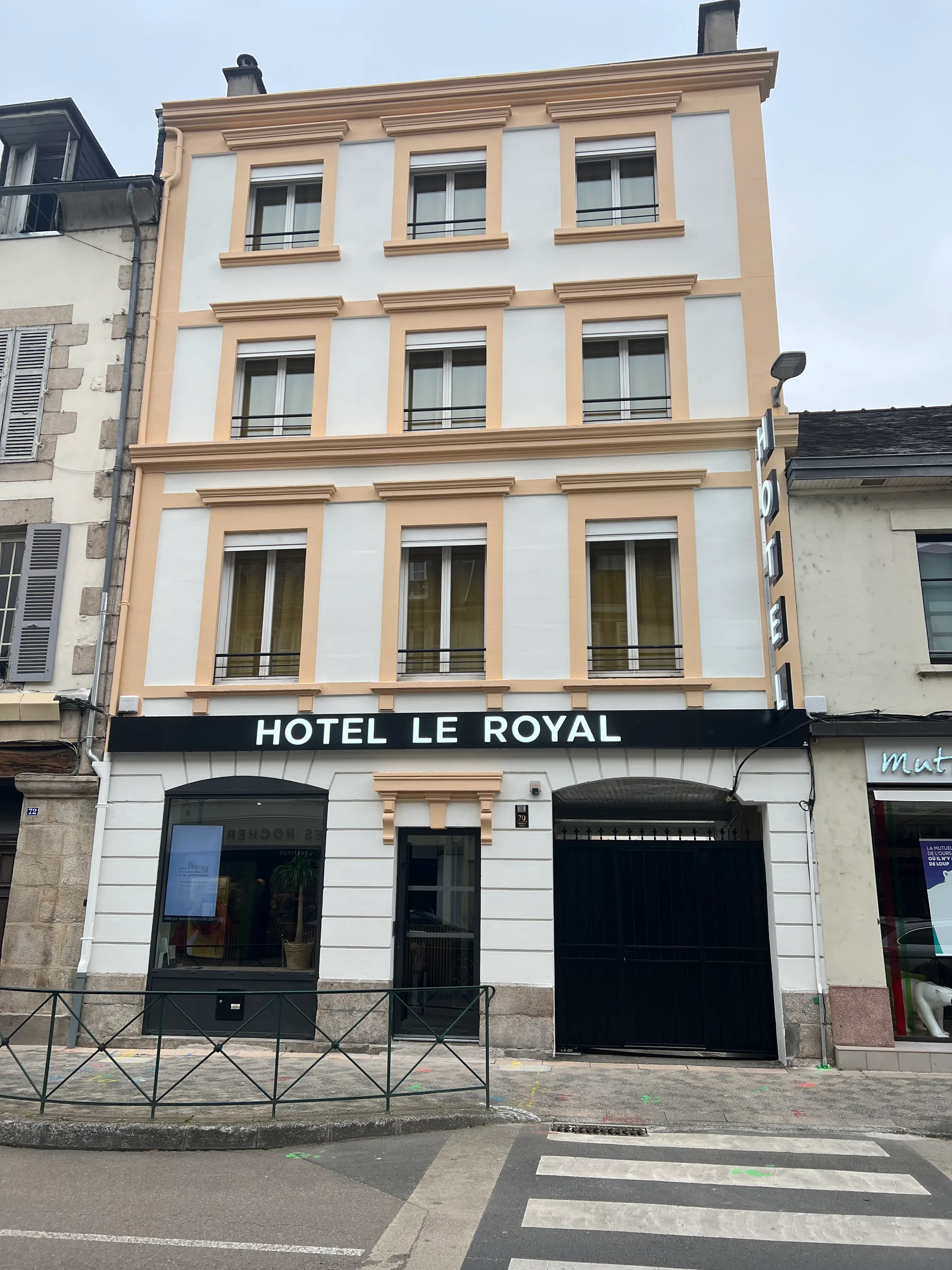 Façade rénovée de l'Hôtel Le Royal avenue Victor Hugo à Tulle